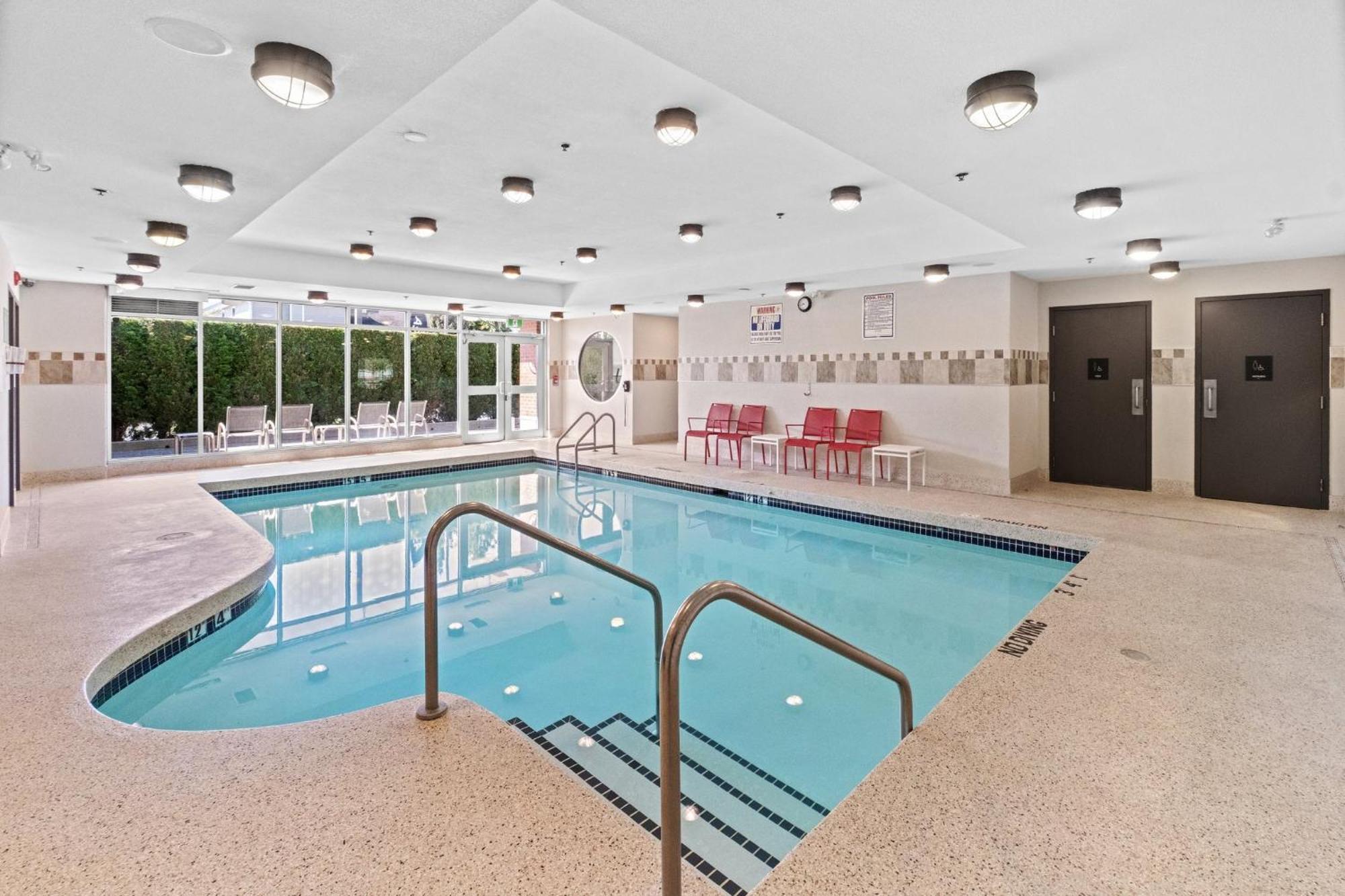 Holiday Inn Hotel & Suites Surrey East - Cloverdale By Ihg Экстерьер фото